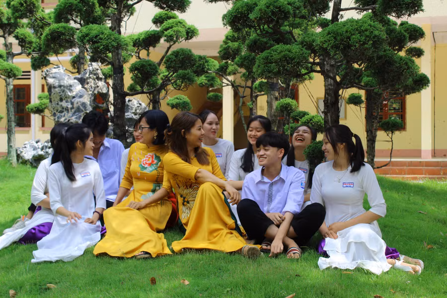 Cô Ninh Thị Cúc (đeo kính) và cô Lê Thị Ngân cùng học sinh đạt điểm cao nhất môn Lịch sử, kỳ thi tốt nghiệp THPT 2022 của nhà trường.