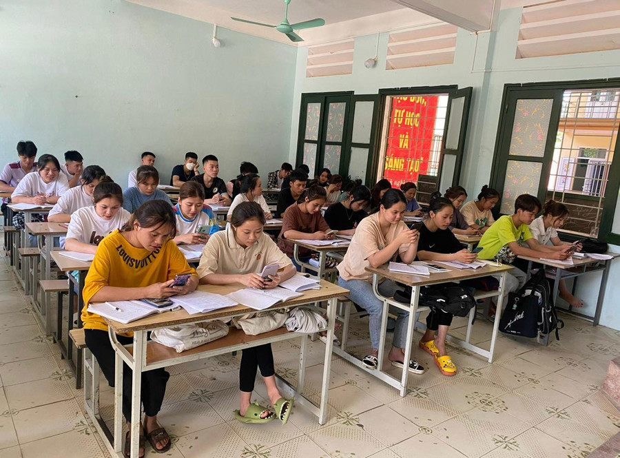 Học sinh Trường THPT Quan Sơn được hướng dẫn cách sử dụng tài khoản tuyển sinh trên điện thoại di động.