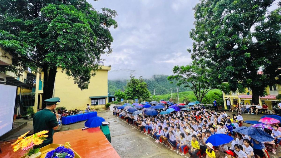 “Tiết học biên cương” tại Trường TH&THCS thị trấn Mường Lát nhận được sự hưởng ứng mạnh mẽ của học sinh nhà trường. “Tiết học biên cương” tại Trường TH&THCS thị trấn Mường Lát nhận được sự hưởng ứng mạnh mẽ của học sinh nhà trường.