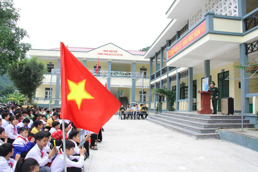 “Tiết học biên cương” luôn cuốn hút học sinh Trường THCS Tén Tằn nhờ được trải nghiệm thực tế. “Tiết học biên cương” luôn cuốn hút học sinh Trường THCS Tén Tằn nhờ được trải nghiệm thực tế.