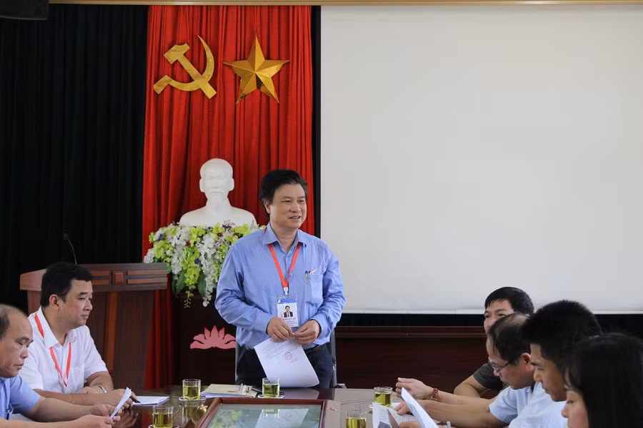 Thứ trưởng Bộ GD&ĐT Nguyễn Hữu Độ kiểm tra công tác chấm thi tại Thanh Hóa.