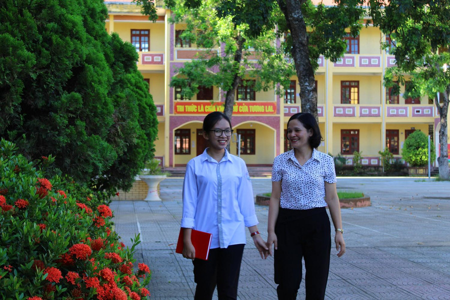 Nữ sinh Nguyễn Thị Thùy Trang và cô giáo dạy Sử - Tào Thị Hồng Thúy. Nữ sinh Nguyễn Thị Thùy Trang và cô giáo dạy Sử - Tào Thị Hồng Thúy.