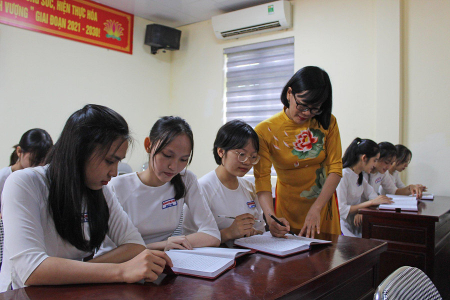 Cô giáo Ninh Thị Cúc cùng học trò của mình.