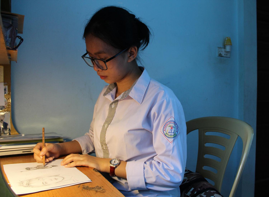 Ngoài sở thích học tập, Thùy Trang còn có biệt tài vẽ tranh chân dung tuyệt đẹp. Ngoài sở thích học tập, Thùy Trang còn có biệt tài vẽ tranh chân dung tuyệt đẹp.