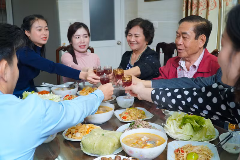 Nhiều năm nay, gia đình ông Nguyễn Bùi Thái đã nhận nuôi hàng chục lưu học sinh Lào.