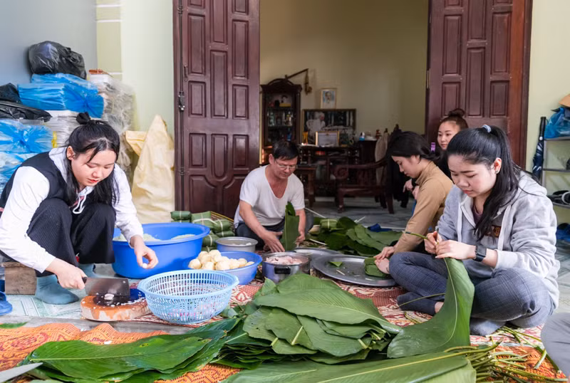 Gia đình ông Nguyễn Đình Thành (phường Hưng Dũng, TP Vinh, Nghệ An) mỗi năm gói khoảng 2 tạ gạo nếp cho các con là lưu học sinh Lào.