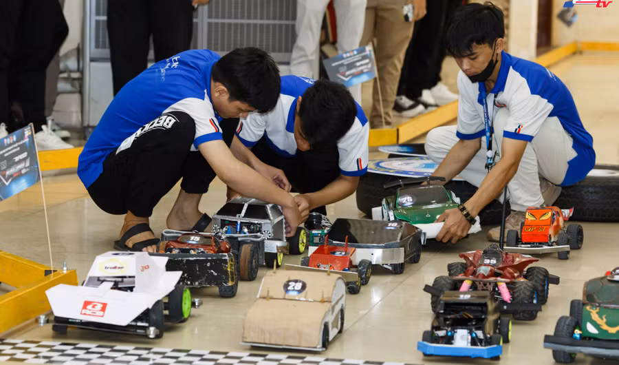 Các đội thi trong công tác chuẩn bị cuối cùng trước khi đua. Ảnh: Long Hậu