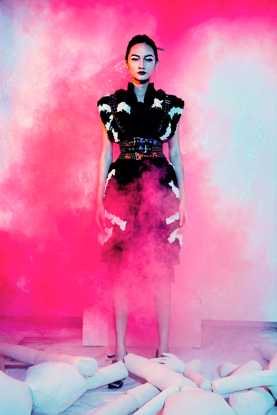 Mẫu thiết kế trong BST “Dạ nữ” của NTK Lê Hoàng Sơn.