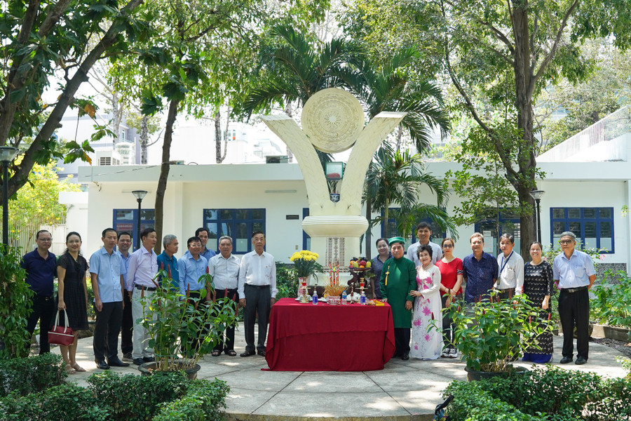 Cán bộ, giảng viên, cựu giáo chức Trường Đại học Bách khoa (Đại học Quốc gia TPHCM) tham dự lễ dâng hương Giỗ Tổ Hùng Vương. Ảnh: HCMUT