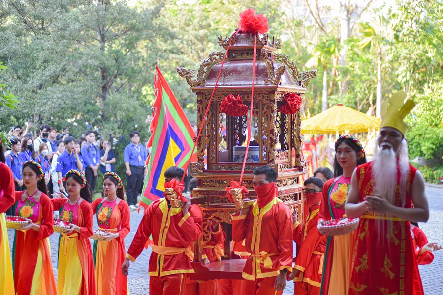 Nghi thức rước kiệu tại buổi lễ dâng hương, tri ân công đức các Vua Hùng tại Trường Đại học Văn Lang, chiều 18/4. Ảnh: NTCC