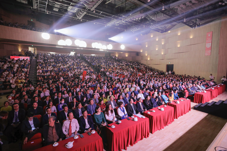 Hàng nghìn cán bộ, giảng viên, sinh viên Trường Đại học Văn Lang tham dự lễ Giỗ Tổ Hùng Vương và kỷ niệm 29 năm thành lập trường. Ảnh: NTCC