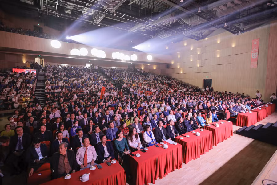 Hàng nghìn cán bộ, giảng viên, sinh viên Trường Đại học Văn Lang tham dự lễ Giỗ Tổ Hùng Vương và kỷ niệm 29 năm thành lập trường. Ảnh: NTCC