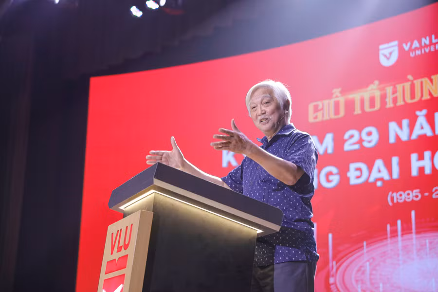 Nhà sử học Dương Trung Quốc chia sẻ những câu chuyện lịch sử. Ảnh: NTCC