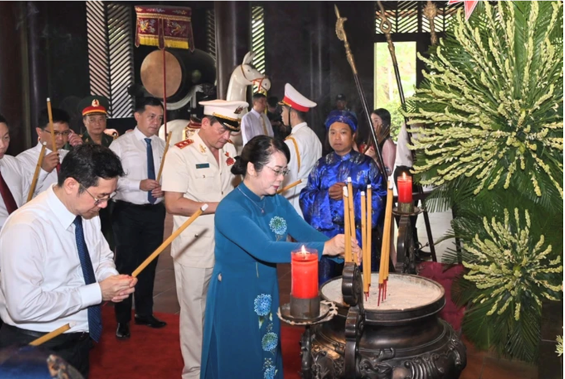 Bà Trần Kim Yến, Chủ tịch UBMTTQ Việt Nam TPHCM dâng hương tại Đền Tưởng niệm các Vua Hùng. (Ảnh: SGGP) Bà Trần Kim Yến, Chủ tịch UBMTTQ Việt Nam TPHCM dâng hương tại Đền Tưởng niệm các Vua Hùng. (Ảnh: SGGP)