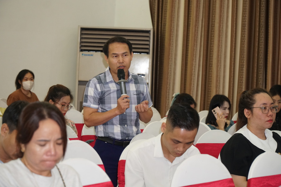 Đại diện trung tâm ngoại ngữ, kỹ năng sống phát biểu ý kiến tại hội nghị. Ảnh: Hồ Lài