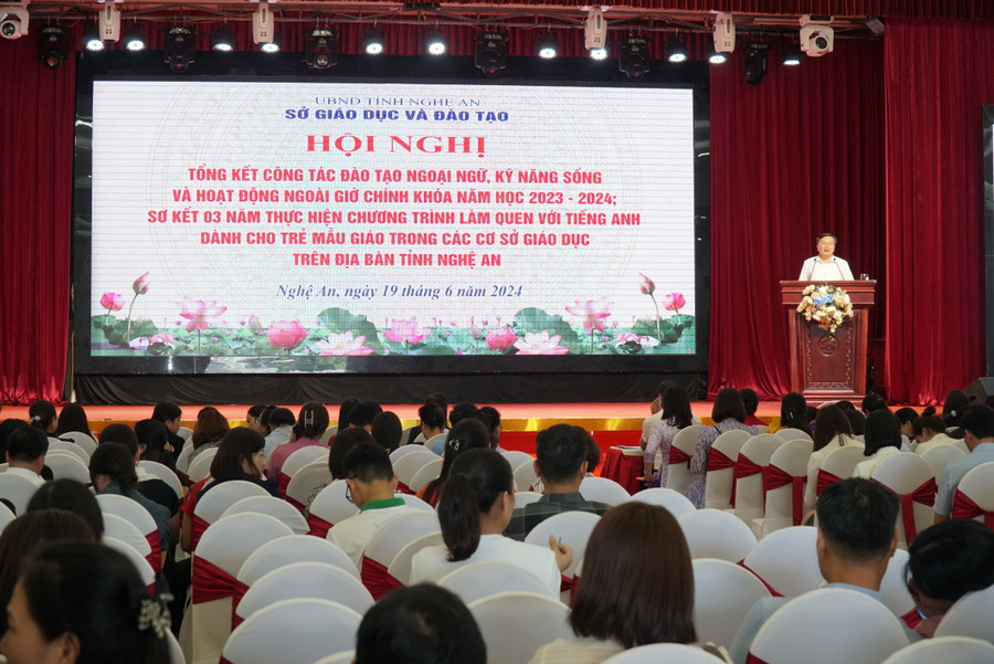 Hội nghị tổng kết công tác đào tạo ngoại ngữ, kỹ năng sống và hoạt động ngoài giờ chính khoá năm học 2023 – 2024; sơ kết 3 năm thực hiện chương trình làm quen với Tiếng Anh dành cho trẻ mẫu giáo trong các cơ sở giáo dục trên địa bàn tỉnh Nghệ An. Ảnh: Hồ Lài