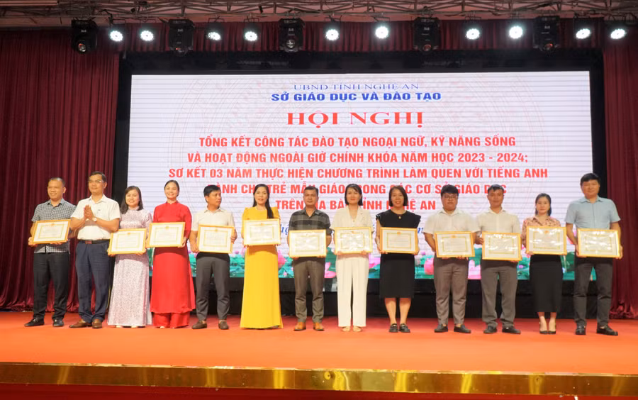 Sở GD&ĐT Nghệ An trao giấy khen cho các trung tâm có nhiều đóng góp trong hoạt động đào tạo ngoại ngữ, kỹ năng sống trên địa bàn. Ảnh: Hồ Lài