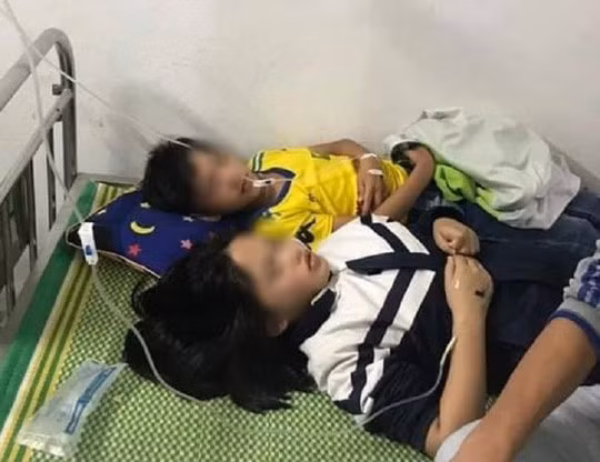 Nhóm học sinh bị ong đốt được truyền giải độc tại cơ sở y tế