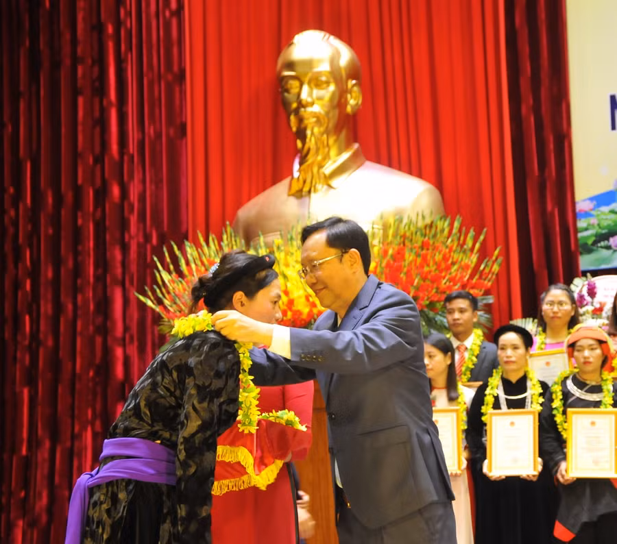 Phó Bí thư Thường trực Tỉnh ủy, Chủ tịch HĐND tỉnh Hà Giang Thào Hồng Sơn trao hoa chúc mừng các nhà giáo