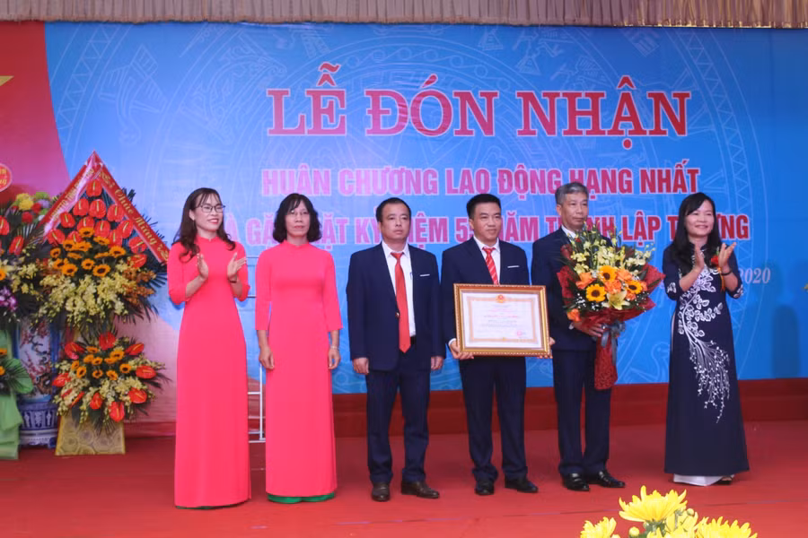 Thừa ủy quyền của Chủ tịch nước, bà Nguyễn Thị Thanh Huyền (ngoài cùng bên phải) trao tặng Huân chương Lao động hạng Nhất cho Trường THPT Tam Nông.