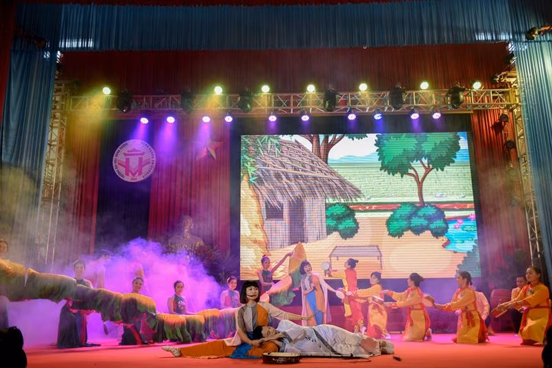 Sau phần khai mạc, các đội bước vào phần thi Chào hỏi.