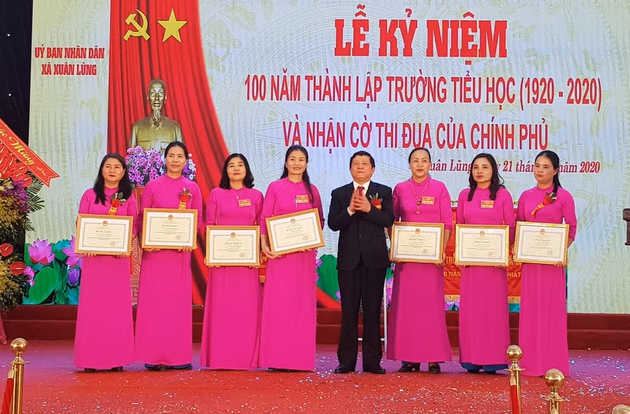 Lãnh đạo Sở GD&amp;ĐT Phú Thọ trao tặng Bằng khen của Bộ GD&amp;ĐT cho tập thể trường Tiểu học Xuân Lũng và 7 cá nhân của nhà trường vì đã có thành tích xuất sắc