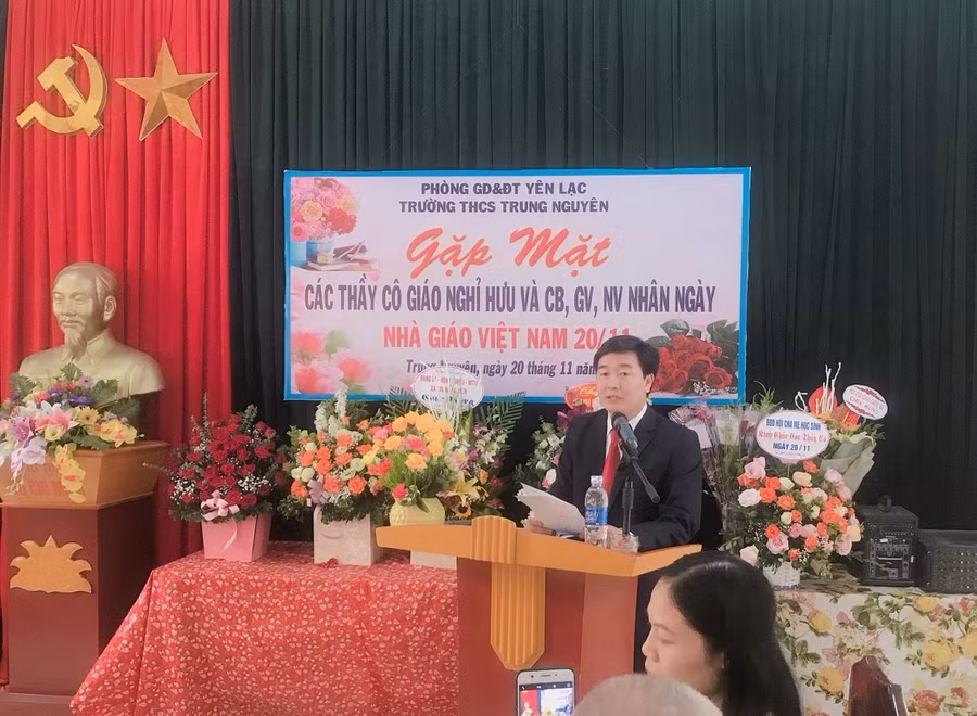 Ông Phạm Kiều Hưng, Hiệu trưởng Trường THCS Trung Nguyên phát biểu tại buổi gặp mặt các thầy cô giáo nghỉ hưu và CBGVNV