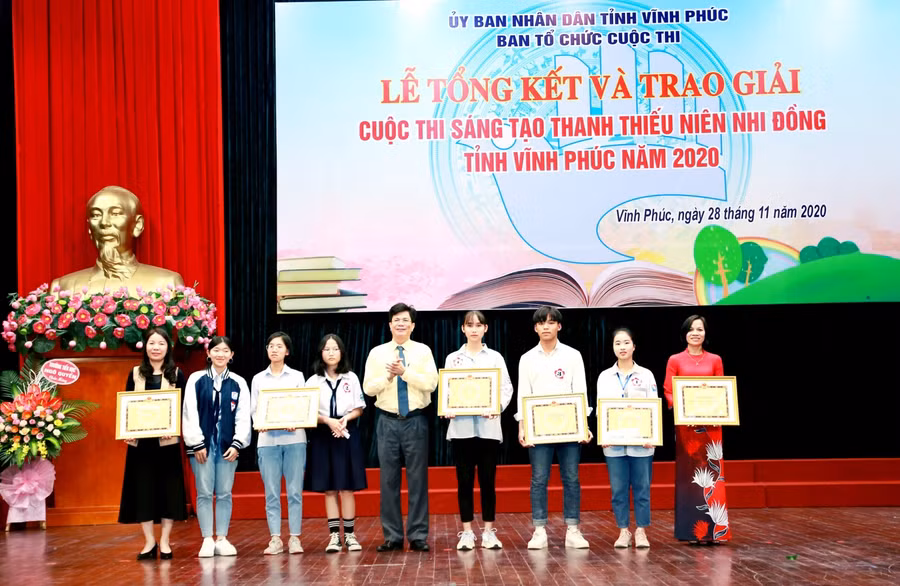 Ông Hà Quang Tiến trao bằng khen của UBND tỉnh Vĩnh Phúc cho các nhóm tác giả đoạt giải
