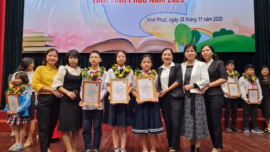 Niềm vui của cô trò Trường Tiểu học Liên Bảo (TP Vĩnh Yên) sau khi nhận giải.