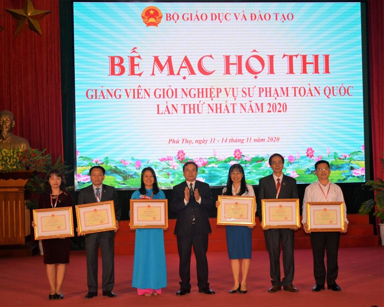 TS Hoàng Đức Minh - Cục trưởng Cục Nhà giáo và Cán bộ quản lý giáo dục trao giải nhất toàn đoàn cho các tập thể.