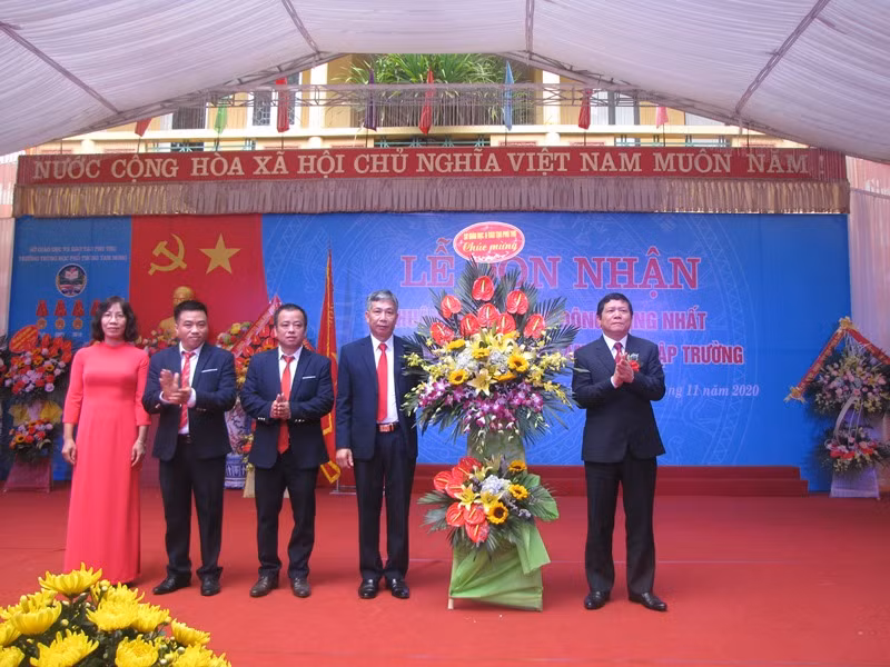 Giám đốc Sở GD&amp;ĐT Phú Thọ Nguyễn Văn Mạnh (bìa trái) tặng hoa chúc mừng nhà trường.