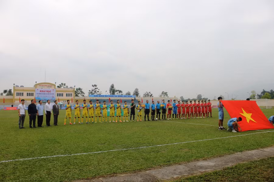 Đại diện Ban tổ chức giải và các cầu thủ làm lễ chào cờ.