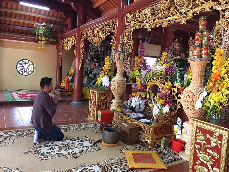 Bên trong đền Chân Suối sau khi được tu bổ.