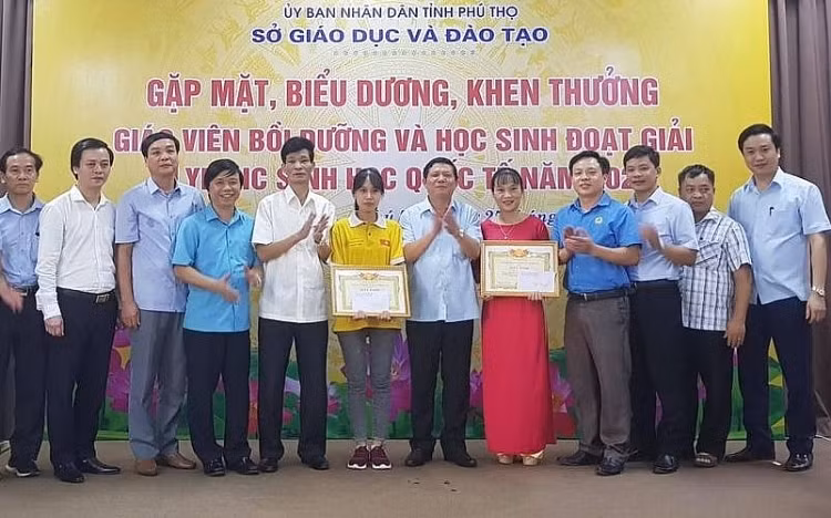 Lãnh đạo Sở GD&amp;ĐT tỉnh Phú Thọ biểu dương, khen thưởng giáo viên bồi dưỡng và học sinh đoạt giải Olympic Sinh học quốc tế năm 2020