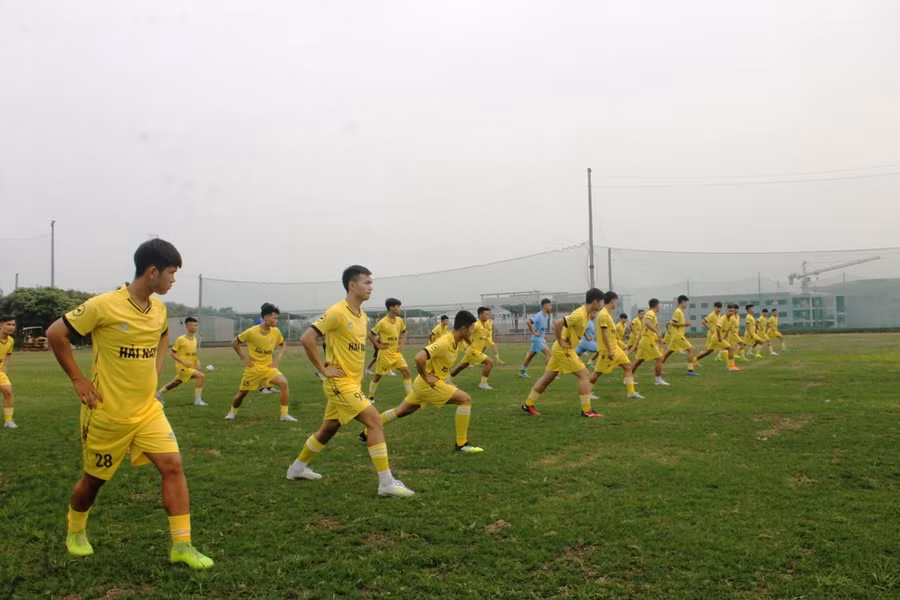 Các cầu thủ CLB Hải Nam Vĩnh Phúc luyện tập trước ngày thi đấu.