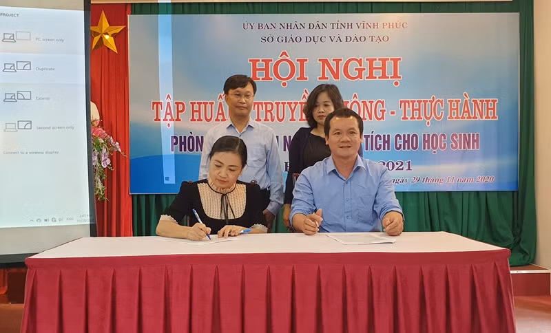 Đại diện các nhà trường ký cam kết triển khai chương trình