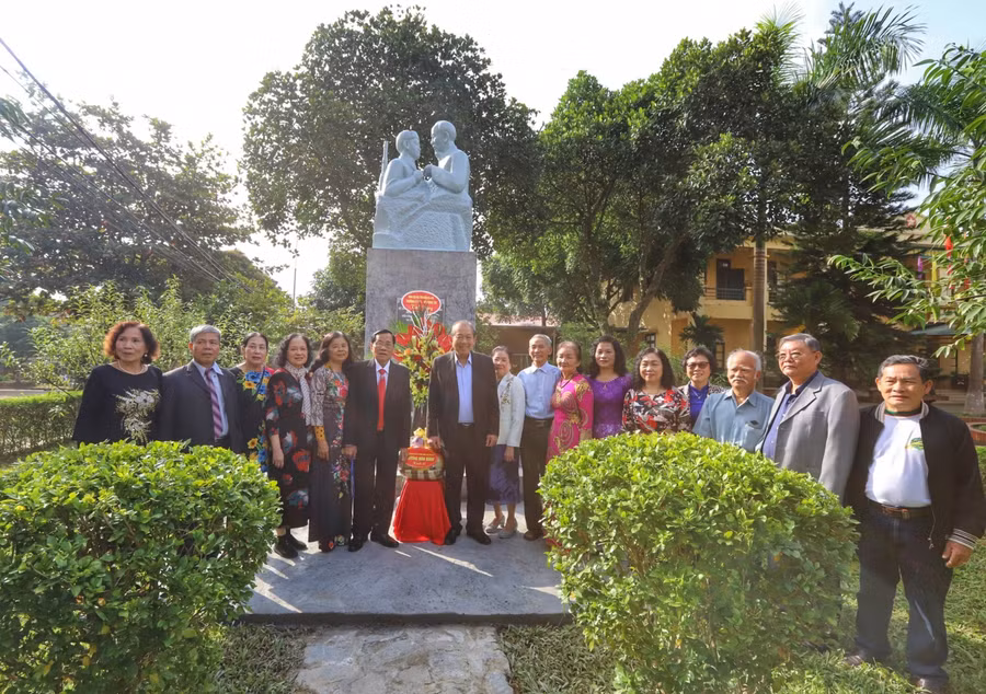 Phó Thủ tướng Thường trực Trương Hòa Bình và các cựu học viên nơi đặt bia kỷ niệm về Trường E1171 và các thế hệ học viên. Ảnh: VGP/Lê Sơn