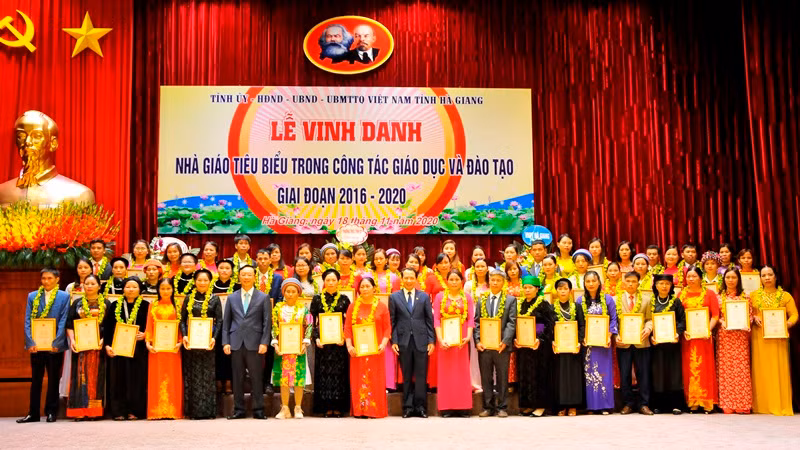 Lãnh đạo tỉnh Hà Giang chúc mừng 178 giáo viên, chiến sĩ biên phòng tiêu biểu