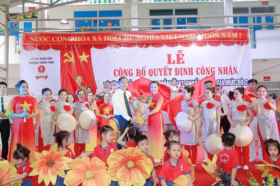 Lễ công bố quyết định diễn ra trang trọng trong niềm hạnh phúc của các thành viên Trường Mầm non Hoa Hồng.