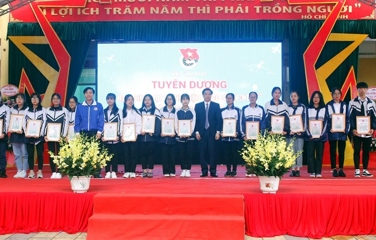 Trao giấy chứng nhận danh hiệu "Học sinh 3 tốt" cho các em học sinh. Ảnh: Kim Ly