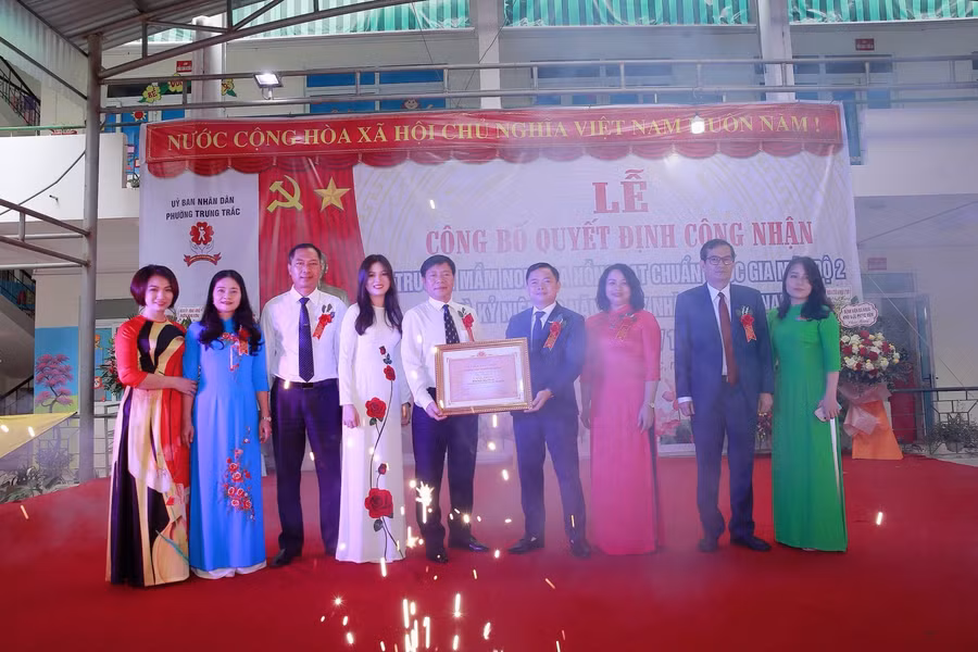 Lãnh đạo thành phố Phúc Yên trao bằng công nhận đạt chuẩn quốc gia mức độ 2 cho nhà trường.