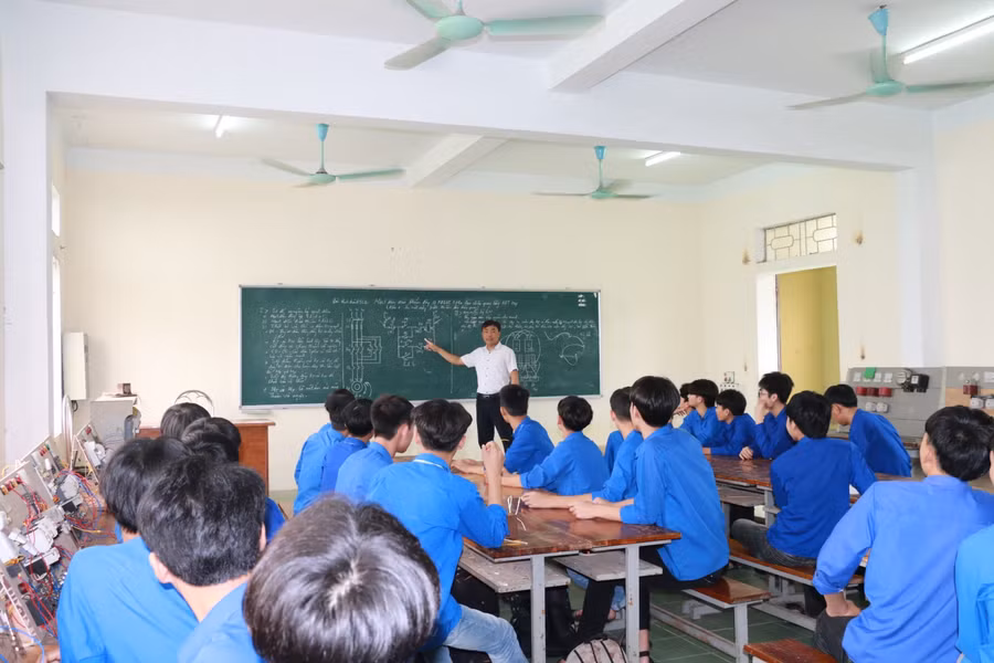 Học sinh khối 12 Trường Trung cấp Kinh tế Kỹ thuật Hồng Lam (Nghệ An) vừa học văn hóa thi tốt nghiệp THPT vừa học thực hành