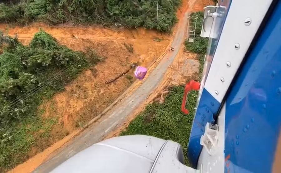 Sạt lở thủy điện Rào Trăng 3: Máy bay thả hàng cứu trợ cứu trợ, tiếp cận được khu vực 13 người mất tích ảnh 1