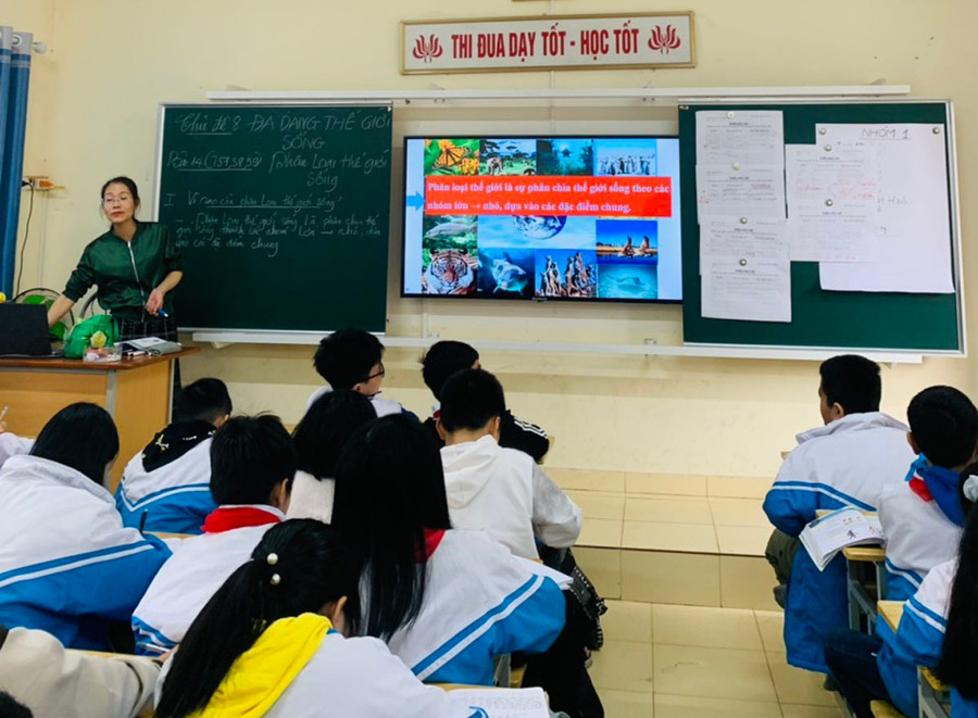 Cô Nguyễn Thị Đức, Trường THCS Cù Chính Lan trong giờ dạy môn Khoa học tự nhiên tại lớp.