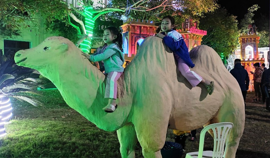 Trẻ em rất thích thú khi được cưỡi lên tượng chú lạc đà.... Trẻ em rất thích thú khi được cưỡi lên tượng chú lạc đà....