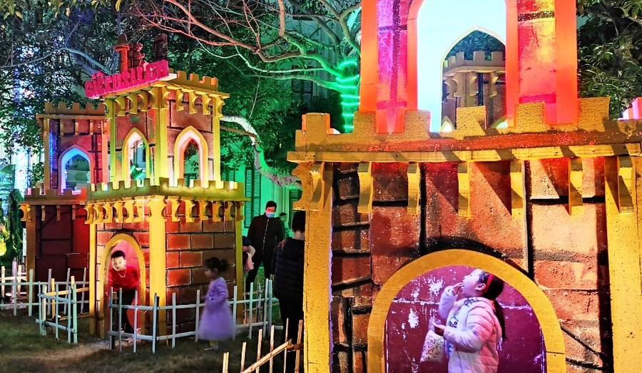 Trẻ em thỏa thích được vui chơi trong mô hình những ngôi nhà ở Giêrusalem được mô phỏng ở khuôn viên Tòa Giám mục Thanh Hóa. Trẻ em thỏa thích được vui chơi trong mô hình những ngôi nhà ở Giêrusalem được mô phỏng ở khuôn viên Tòa Giám mục Thanh Hóa.