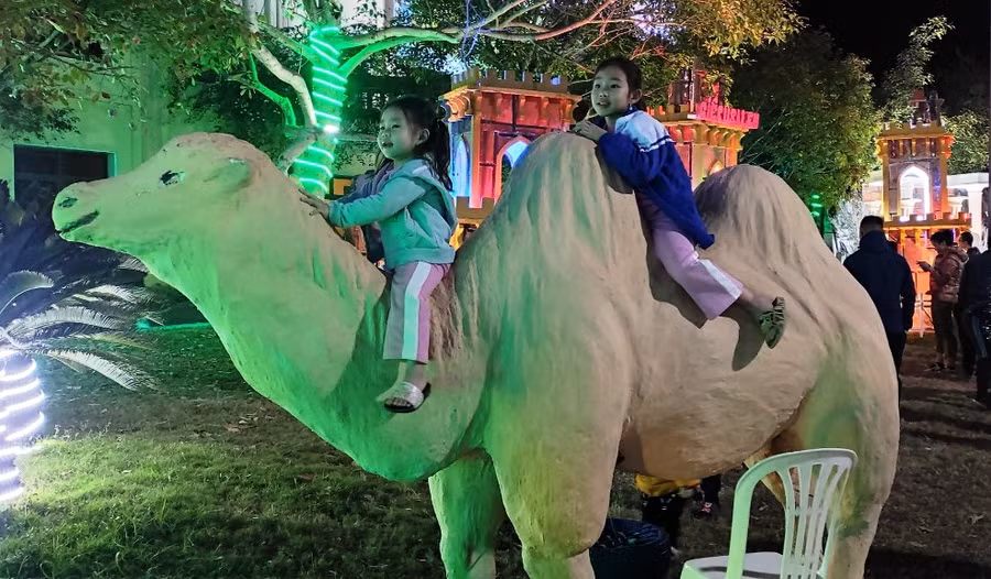 Trẻ em rất thích thú khi được cưỡi lên tượng chú lạc đà.... Trẻ em rất thích thú khi được cưỡi lên tượng chú lạc đà....