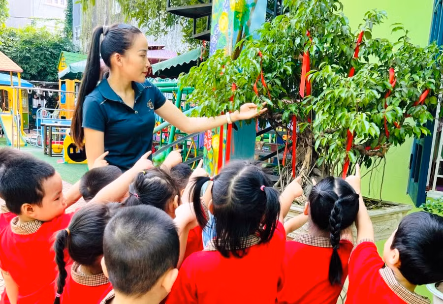 Cô và trò Trường Mầm non Đông Thọ B (TP Thanh Hóa).