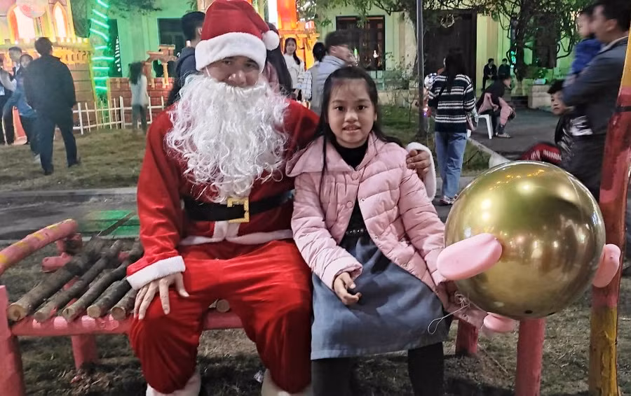 ....và chụp ảnh cùng Ông già Noel. ....và chụp ảnh cùng Ông già Noel.