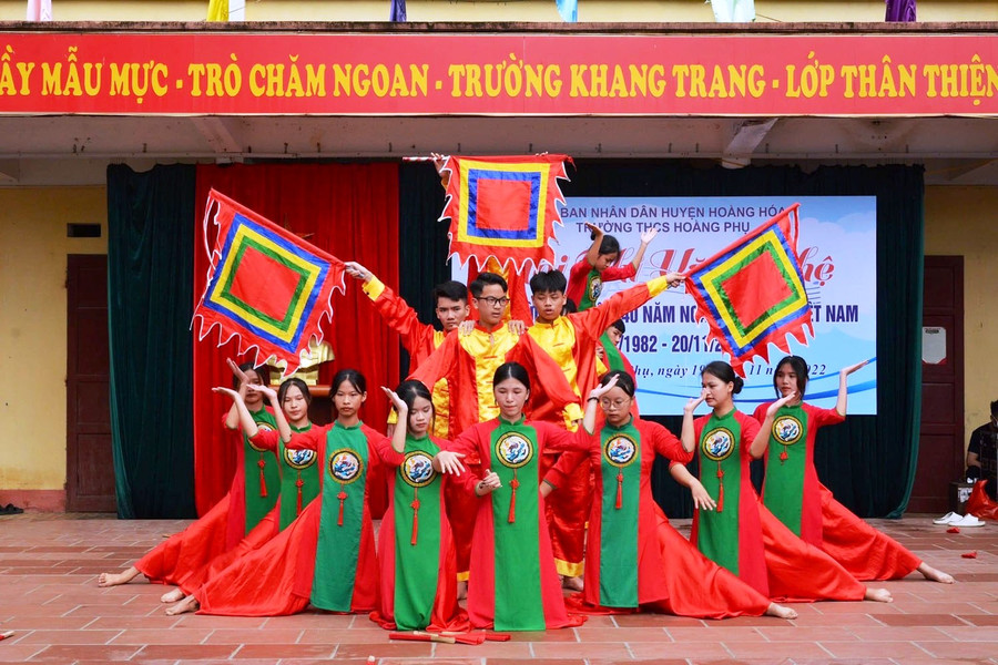 Chương trình văn nghệ hướng về cội nguồn, tự hào dân tộc của Trường THCS Hoằng Phụ (Hoằng Hóa, Thanh Hóa). Chương trình văn nghệ hướng về cội nguồn, tự hào dân tộc của Trường THCS Hoằng Phụ (Hoằng Hóa, Thanh Hóa).